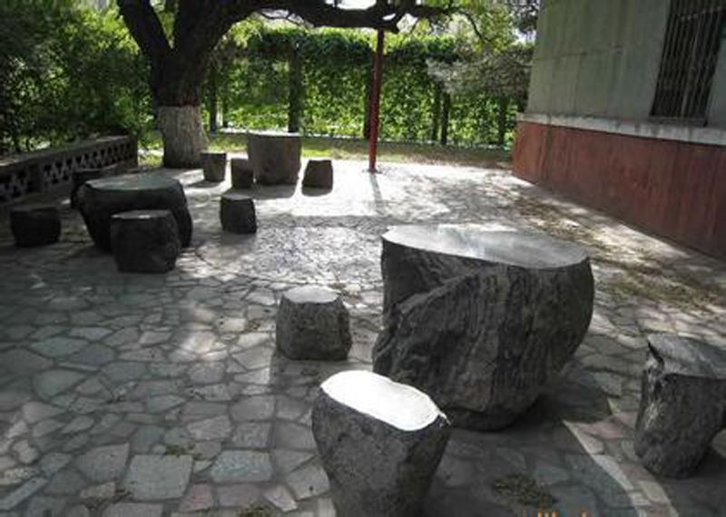 原生(sheng)态石桌